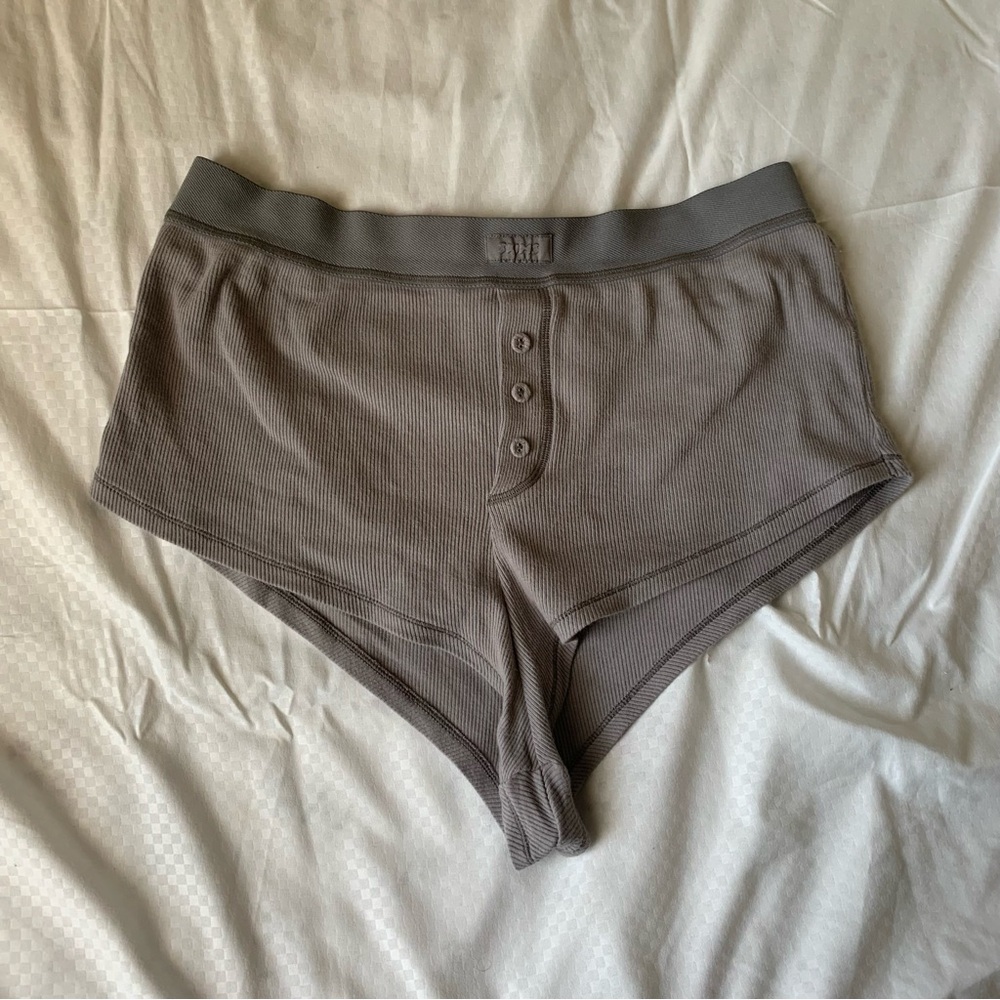 ♡ • SOLD!! SKIMS Grey Booty Shorts | Size M - Picture 1 of 3